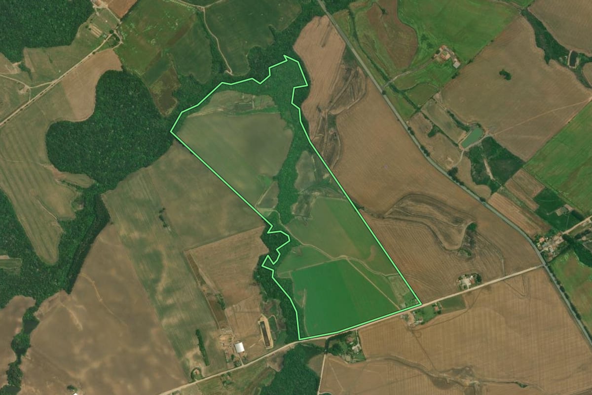 Imagem de satélite do imóvel rural em Lapa (PR), com o contorno declarado no CAR desenhado por cima.