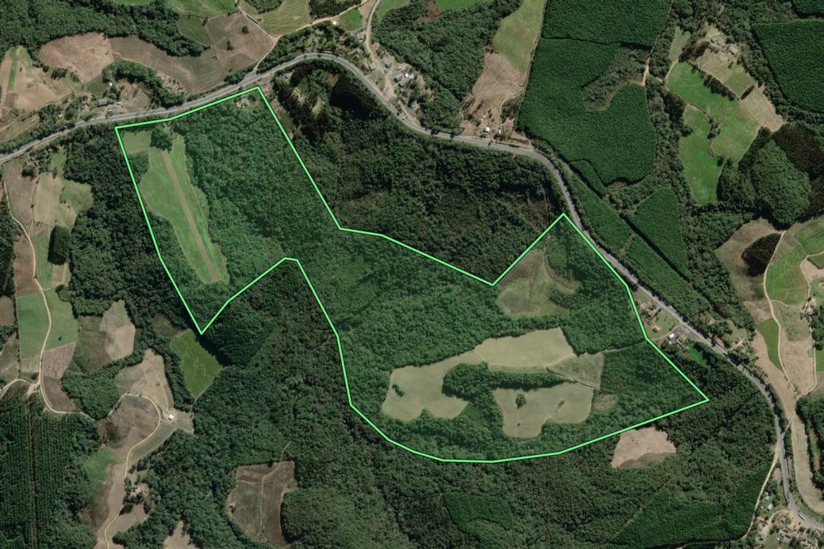 Imagem de satélite do imóvel rural em Lapa (PR), com o contorno declarado no CAR desenhado por cima.