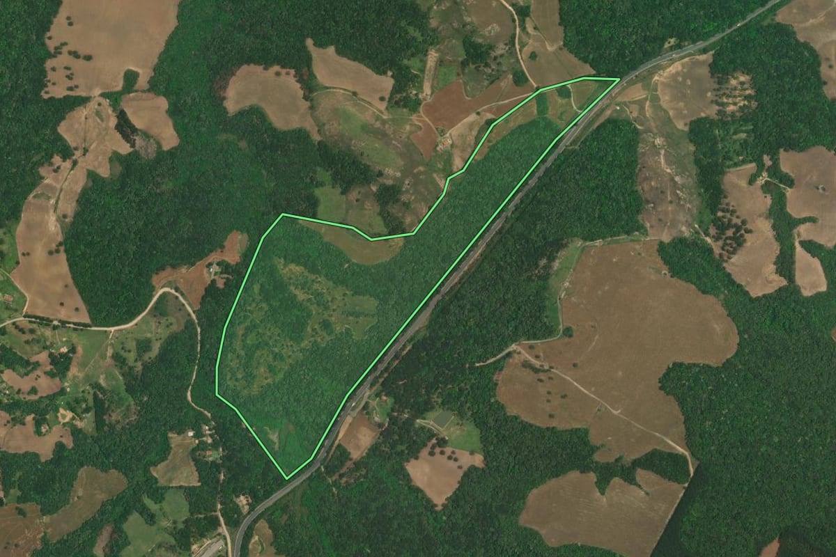 Imagem de satélite do imóvel rural em Lapa (PR), com o contorno declarado no CAR desenhado por cima.