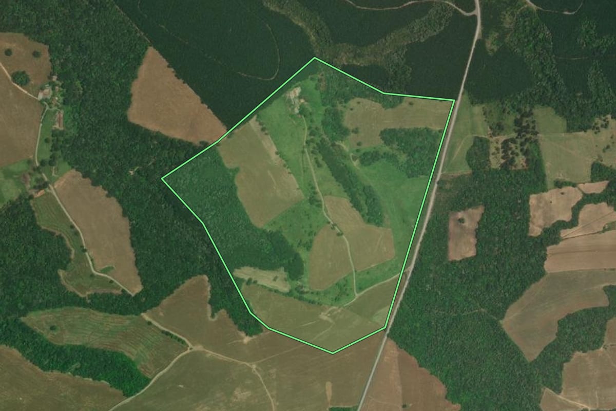 Imagem de satélite do imóvel rural em Lapa (PR), com o contorno declarado no CAR desenhado por cima.