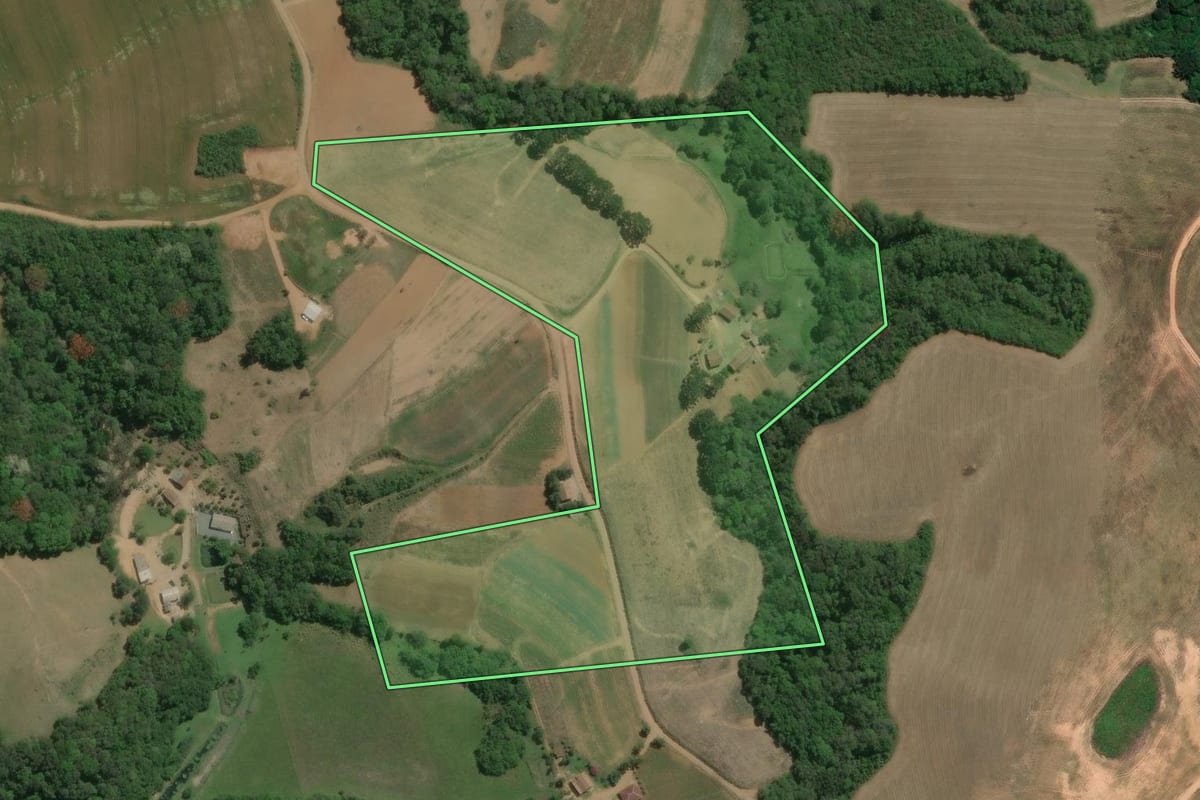 Imagem de satélite do imóvel rural em Lapa (PR), com o contorno declarado no CAR desenhado por cima.