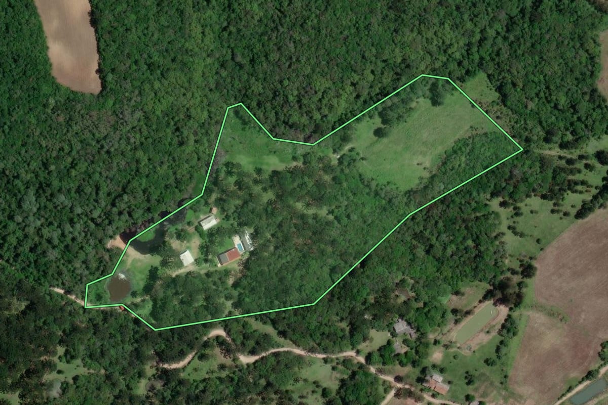 Imagem de satélite do imóvel rural em Lapa (PR), com o contorno declarado no CAR desenhado por cima.