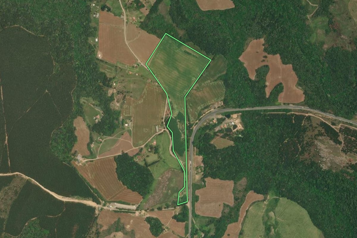 Imagem de satélite do imóvel rural em Lapa (PR), com o contorno declarado no CAR desenhado por cima.