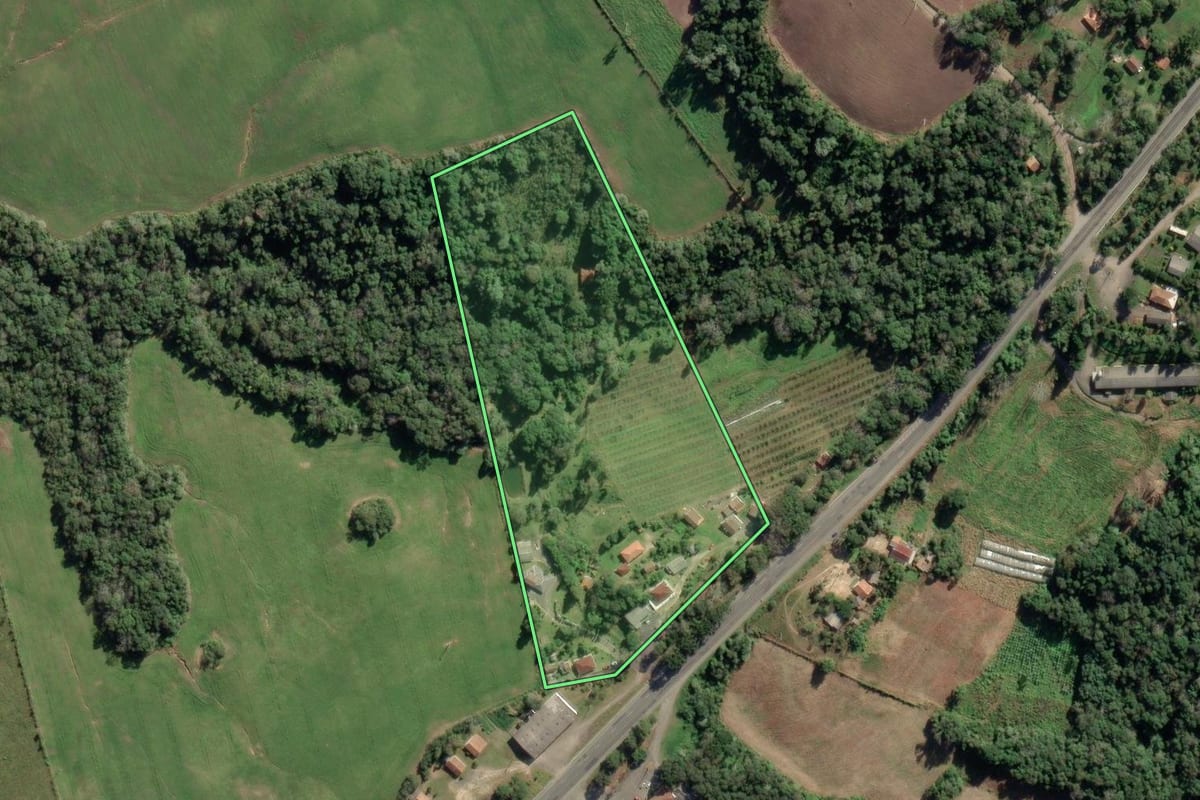Imagem de satélite do imóvel rural em Lapa (PR), com o contorno declarado no CAR desenhado por cima.