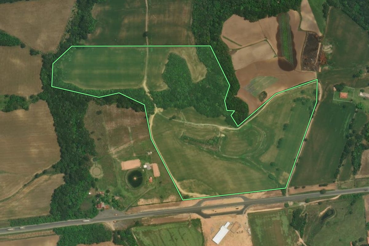 Imagem de satélite do imóvel rural em Lapa (PR), com o contorno declarado no CAR desenhado por cima.