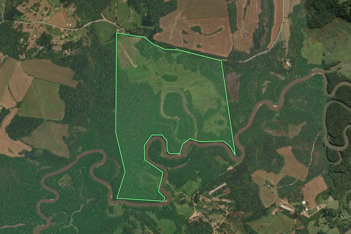 Imagem de satélite do imóvel rural em Lapa (PR), com o contorno declarado no CAR desenhado por cima.