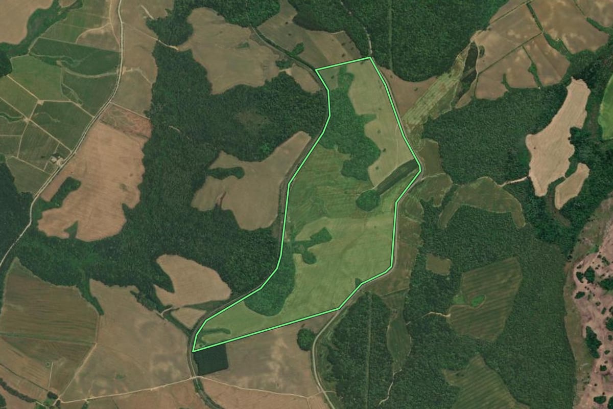 Imagem de satélite do imóvel rural em Lapa (PR), com o contorno declarado no CAR desenhado por cima.