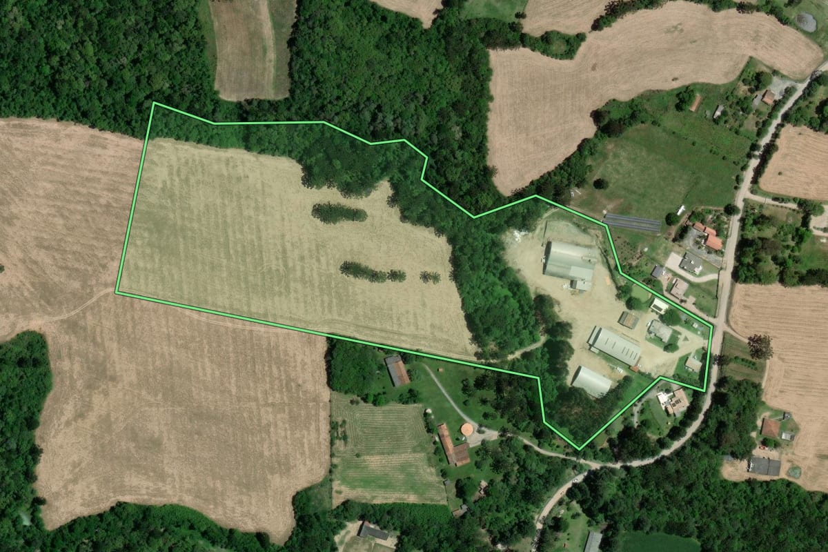 Imagem de satélite do imóvel rural em Lapa (PR), com o contorno declarado no CAR desenhado por cima.