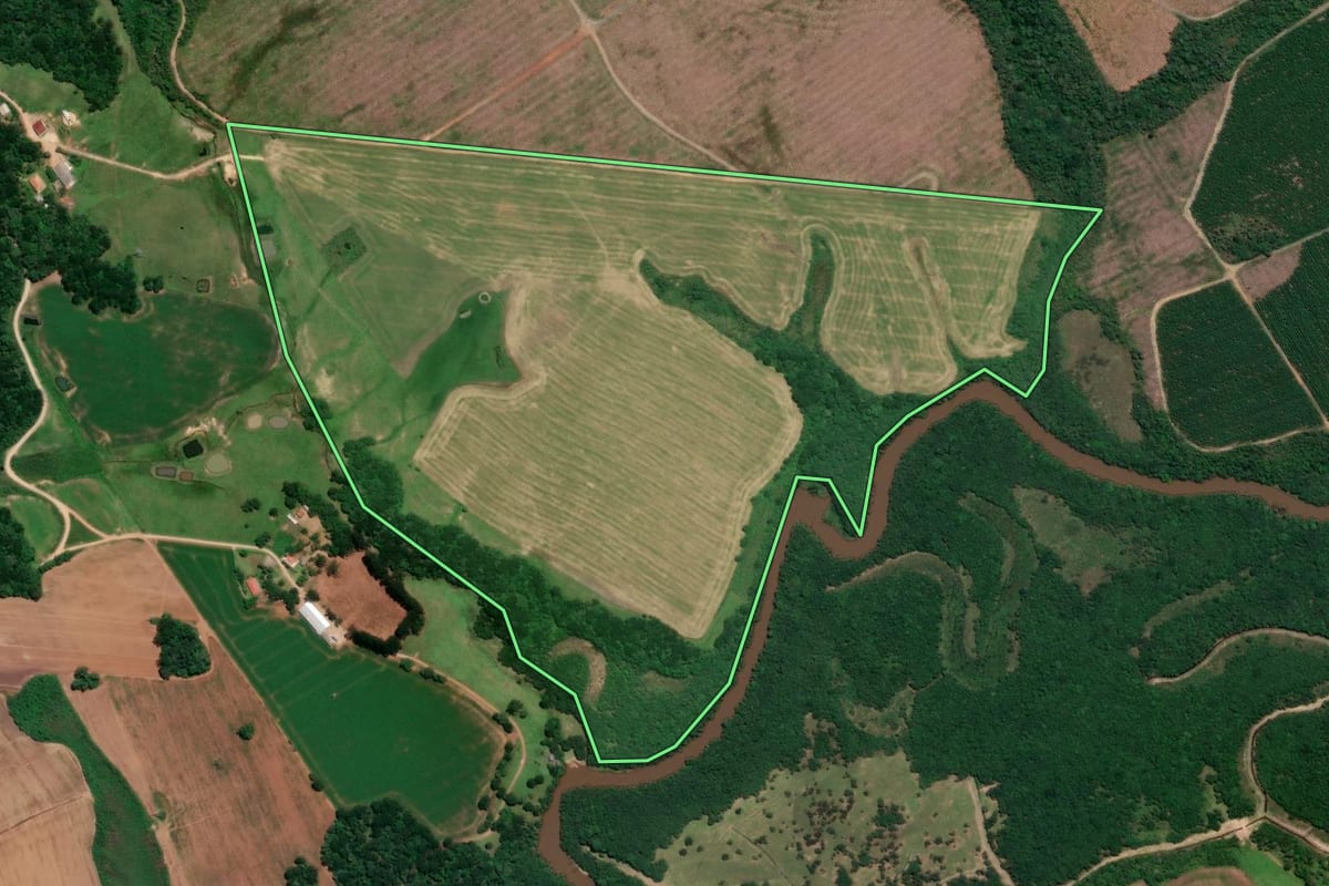 Imagem de satélite do imóvel rural em Lapa (PR), com o contorno declarado no CAR desenhado por cima.
