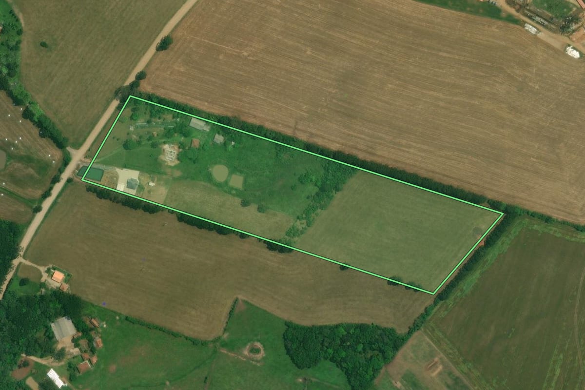 Imagem de satélite do imóvel rural em Lapa (PR), com o contorno declarado no CAR desenhado por cima.