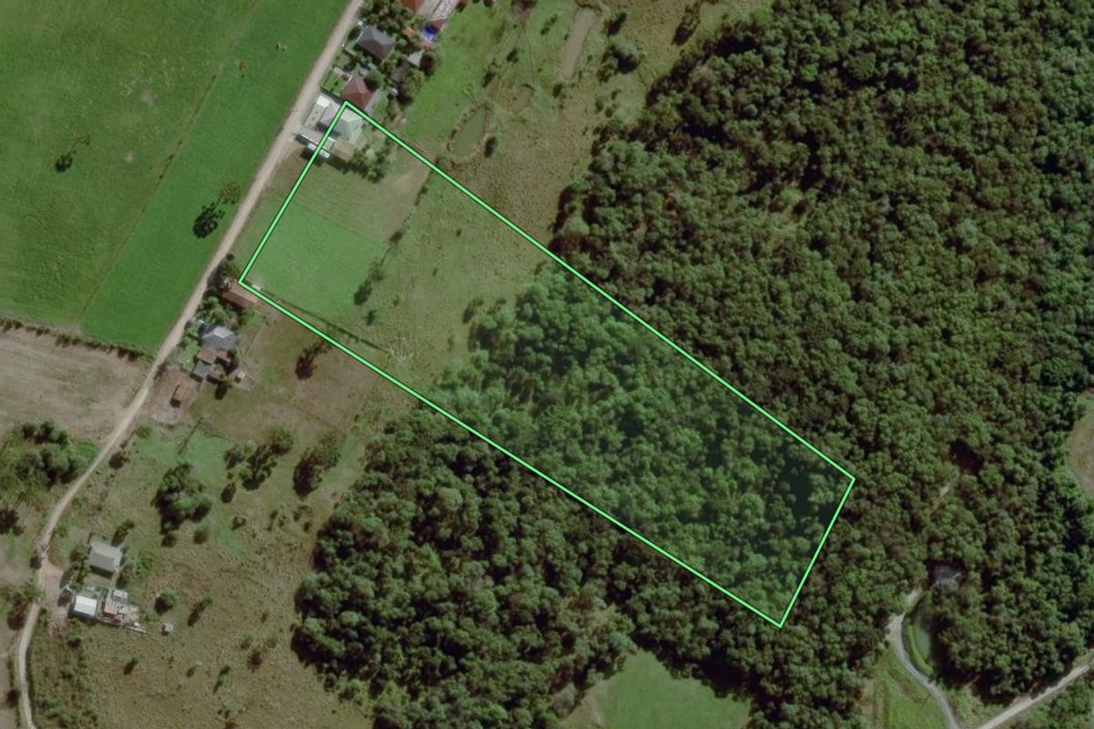Imagem de satélite do imóvel rural em Lapa (PR), com o contorno declarado no CAR desenhado por cima.