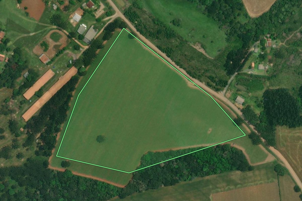 Imagem de satélite do imóvel rural em Lapa (PR), com o contorno declarado no CAR desenhado por cima.