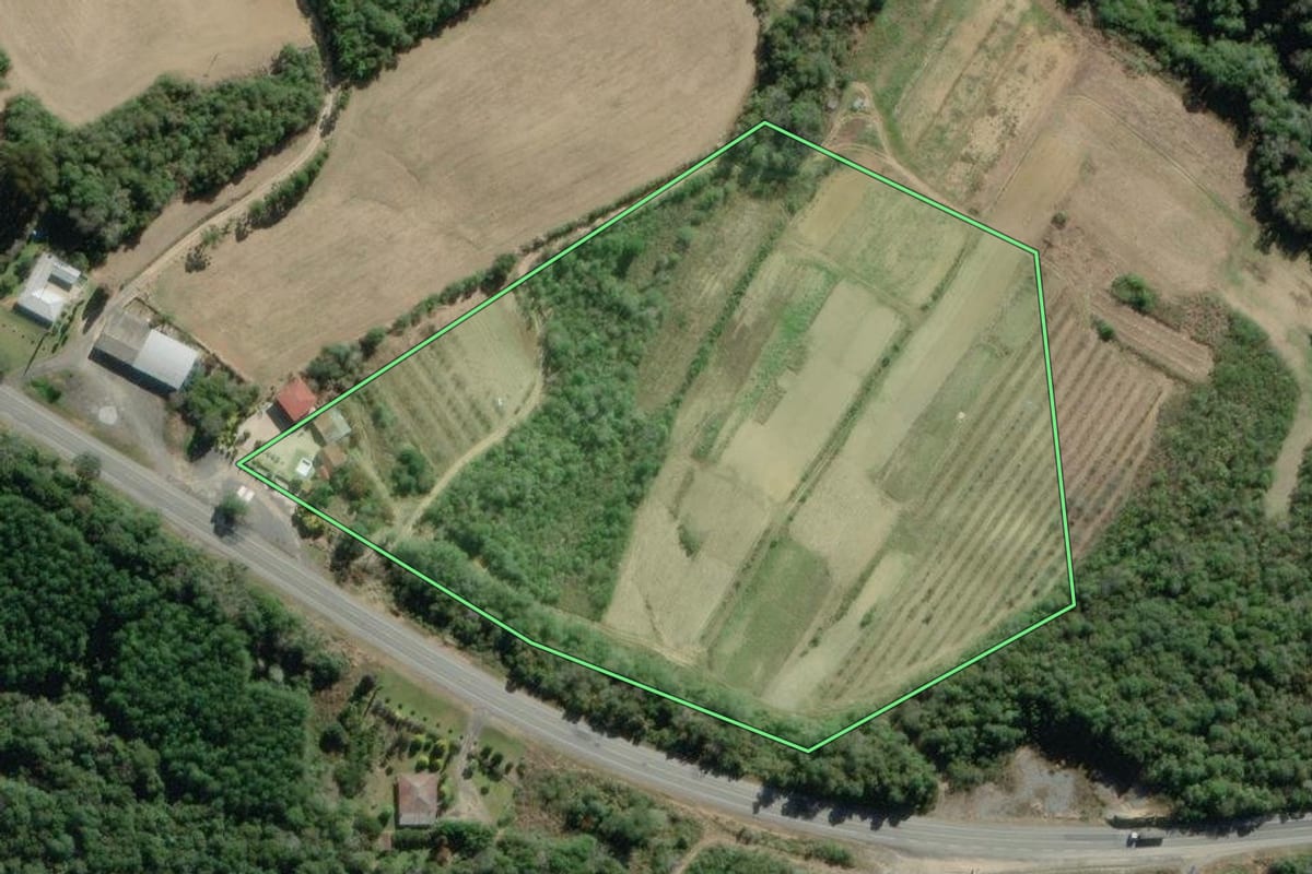 Imagem de satélite do imóvel rural em Lapa (PR), com o contorno declarado no CAR desenhado por cima.