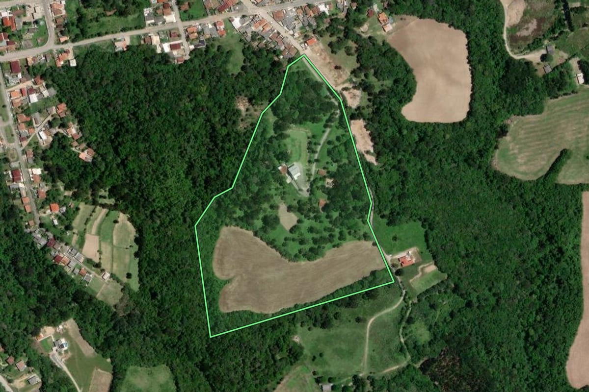 Imagem de satélite do imóvel rural em Lapa (PR), com o contorno declarado no CAR desenhado por cima.