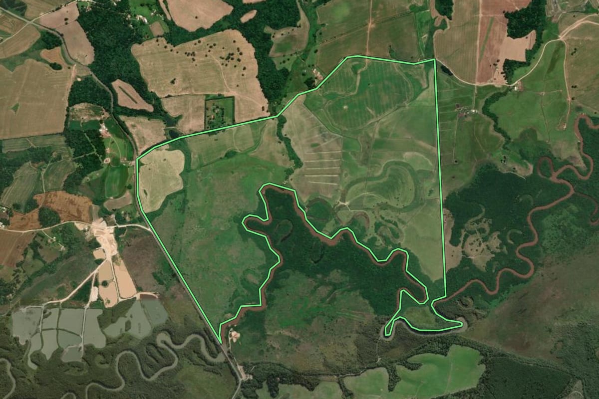 Imagem de satélite do imóvel rural em Lapa (PR), com o contorno declarado no CAR desenhado por cima.