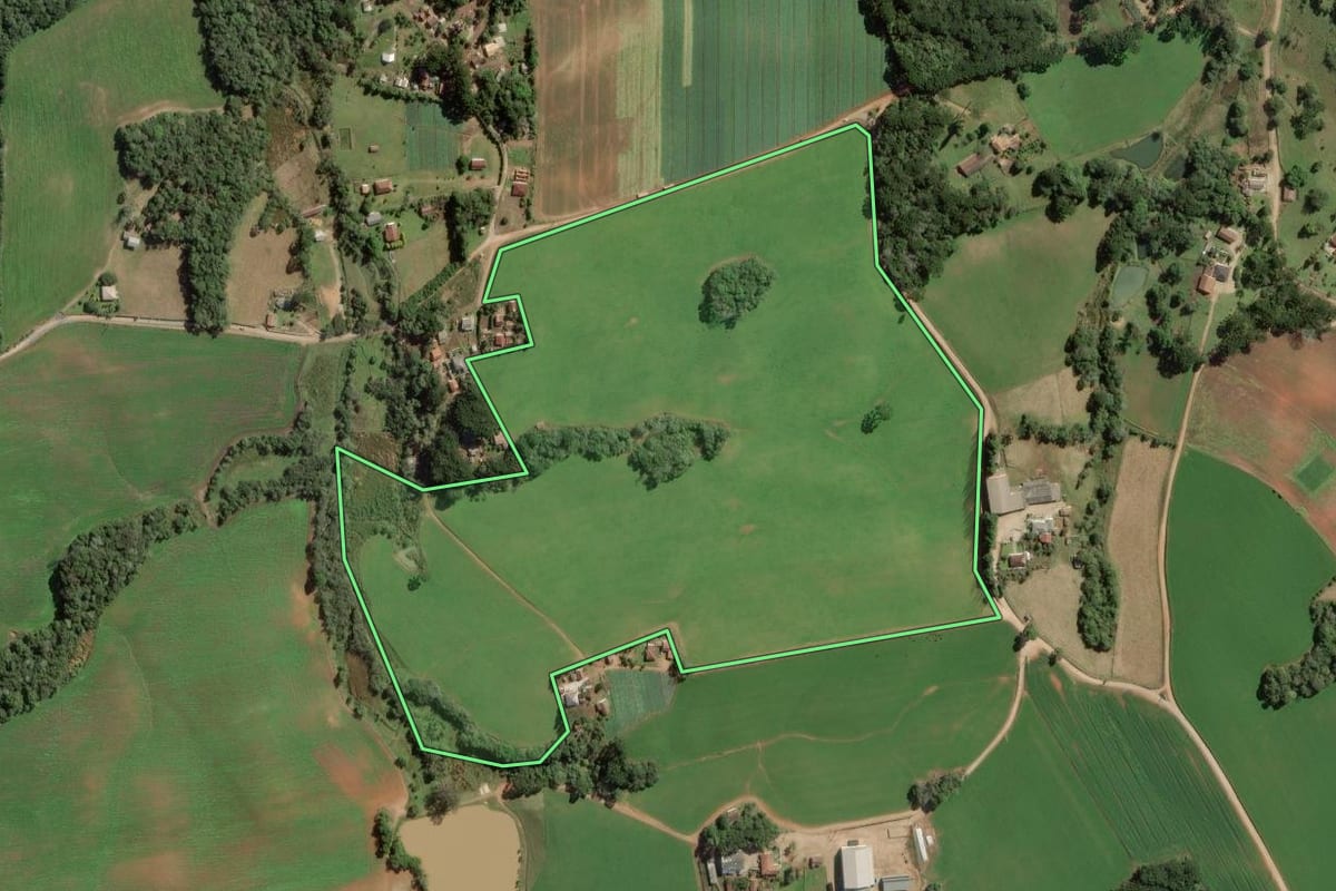 Imagem de satélite do imóvel rural em Lapa (PR), com o contorno declarado no CAR desenhado por cima.