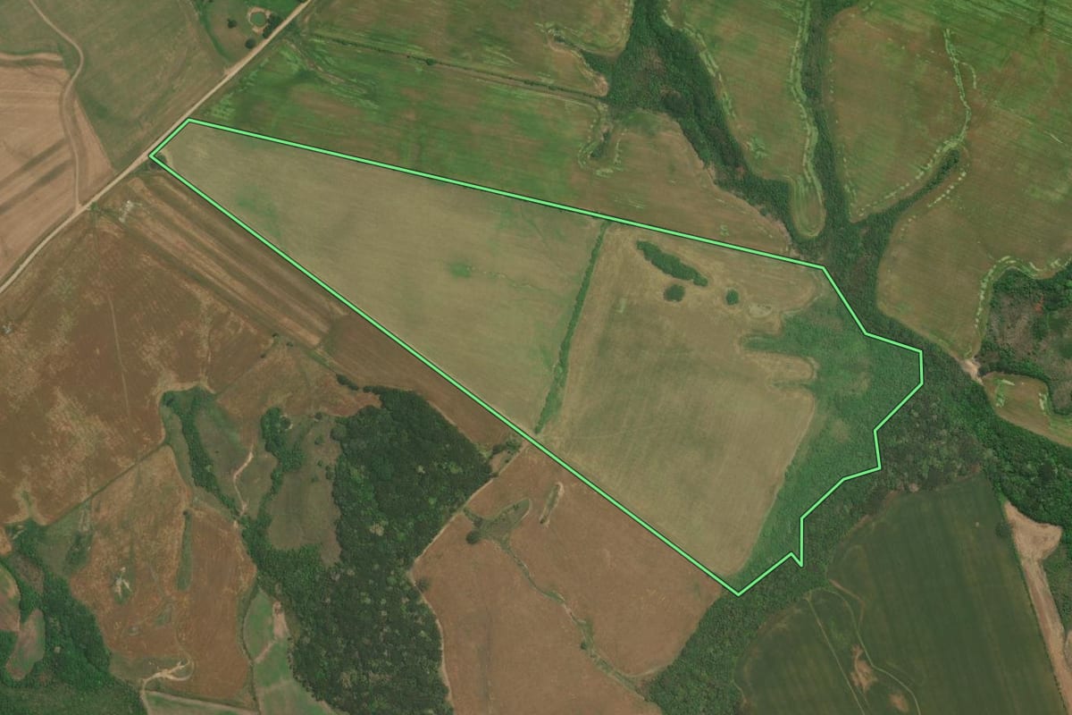 Imagem de satélite do imóvel rural em Lapa (PR), com o contorno declarado no CAR desenhado por cima.