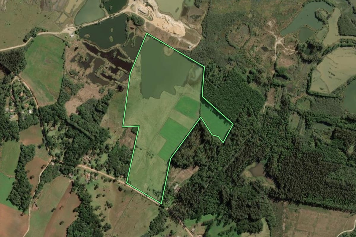 Imagem de satélite do imóvel rural em Lapa (PR), com o contorno declarado no CAR desenhado por cima.