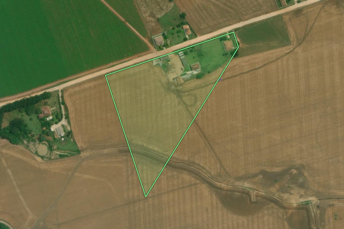Imagem de satélite do imóvel rural em Lapa (PR), com o contorno declarado no CAR desenhado por cima.