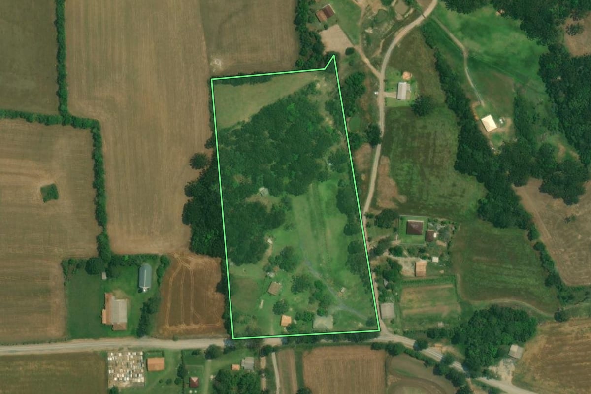 Imagem de satélite do imóvel rural em Lapa (PR), com o contorno declarado no CAR desenhado por cima.