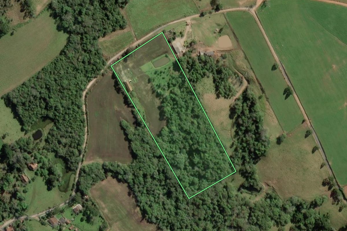 Imagem de satélite do imóvel rural em Lapa (PR), com o contorno declarado no CAR desenhado por cima.