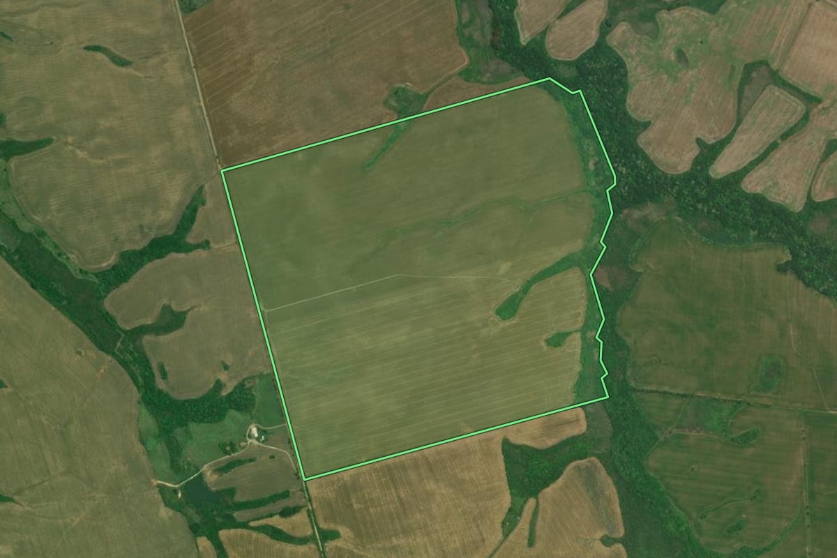 Imagem de satélite do imóvel rural em Lapa (PR), com o contorno declarado no CAR desenhado por cima.