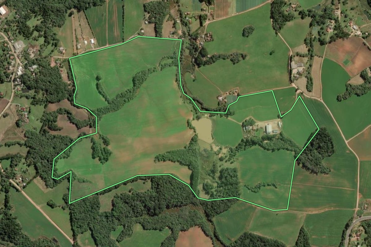 Imagem de satélite do imóvel rural em Lapa (PR), com o contorno declarado no CAR desenhado por cima.