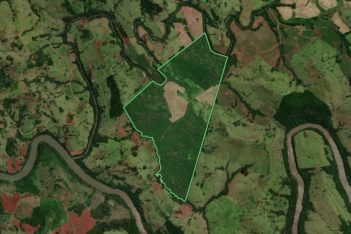 Imagem de satélite do imóvel rural em Laranjal (PR), com o contorno declarado no CAR desenhado por cima.