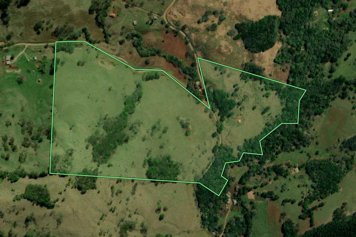 Imagem de satélite do imóvel rural em Laranjal (PR), com o contorno declarado no CAR desenhado por cima.