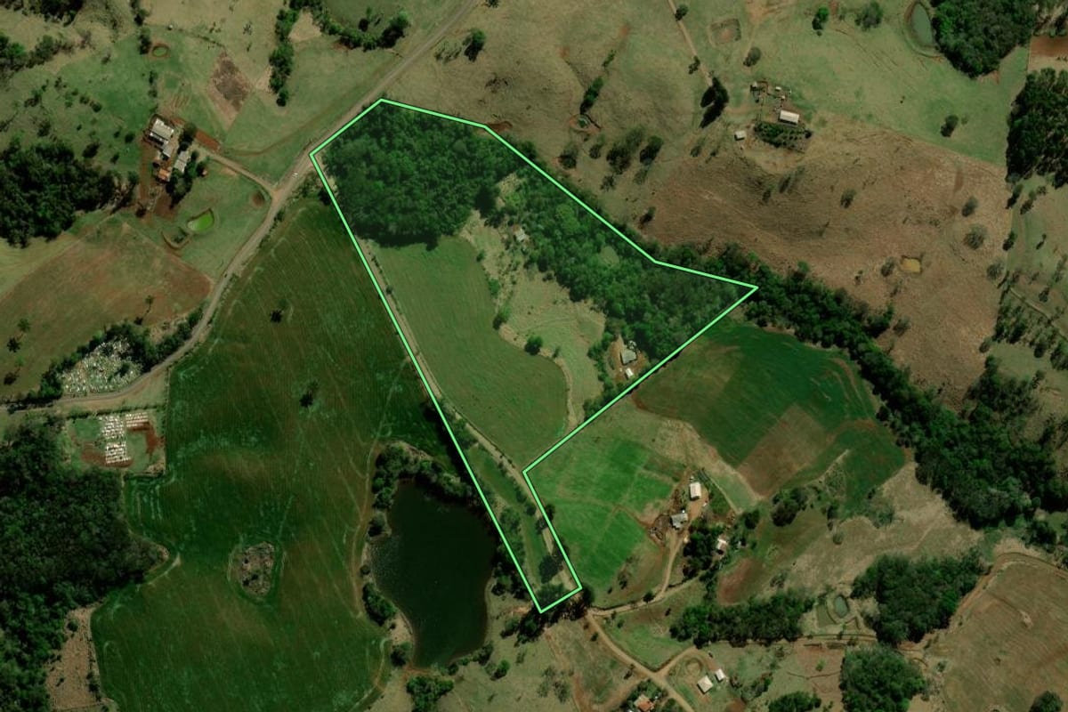 Imagem de satélite do imóvel rural em Laranjal (PR), com o contorno declarado no CAR desenhado por cima.