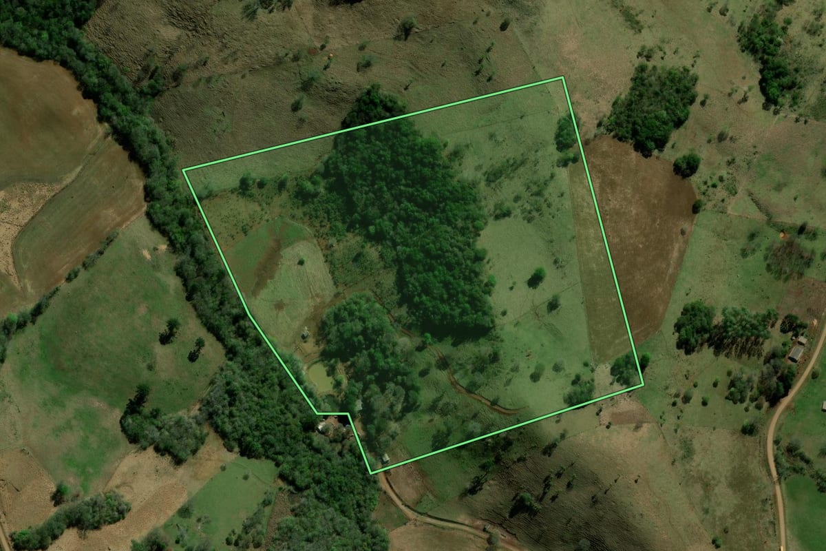 Imagem de satélite do imóvel rural em Laranjal (PR), com o contorno declarado no CAR desenhado por cima.