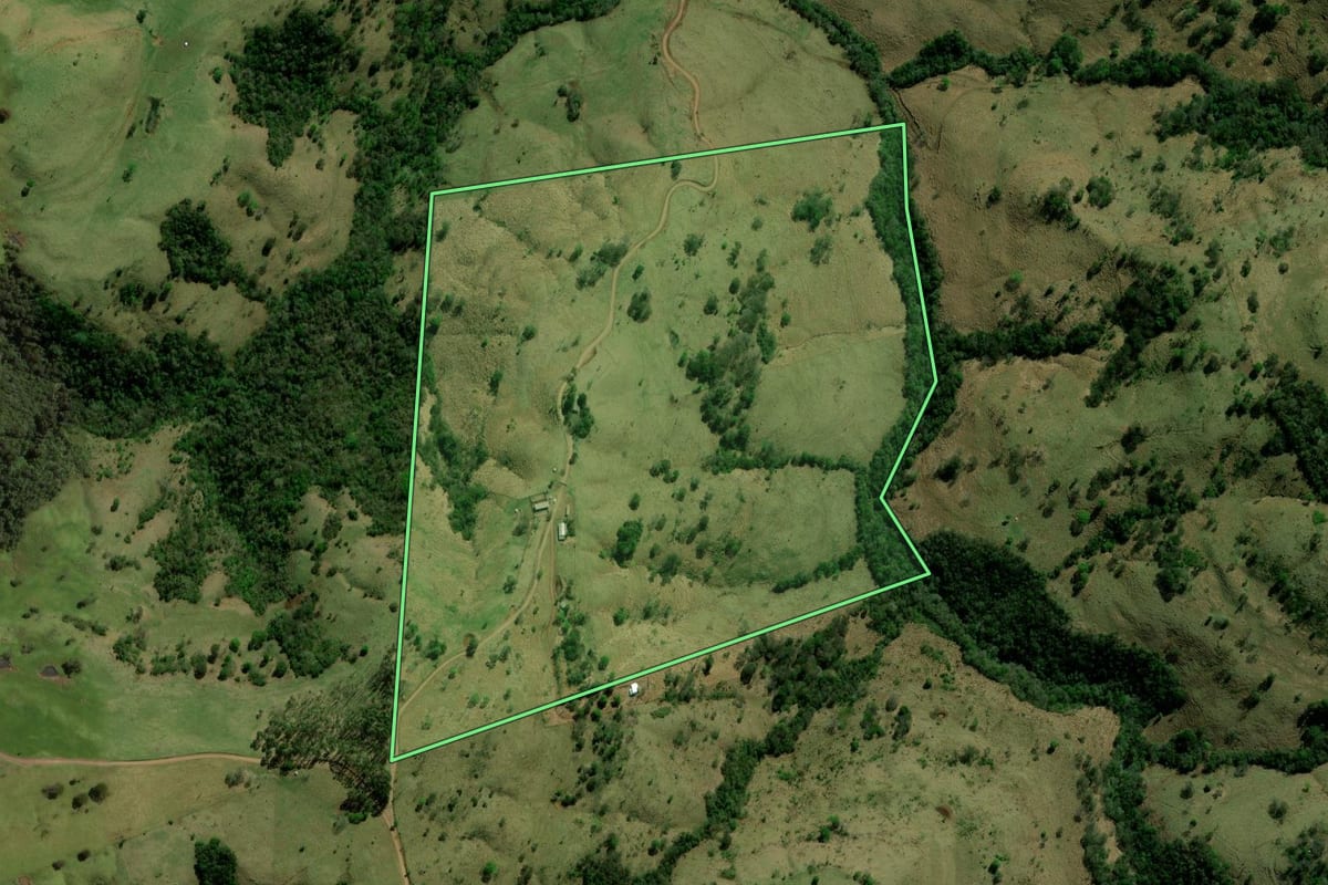 Imagem de satélite do imóvel rural em Laranjal (PR), com o contorno declarado no CAR desenhado por cima.
