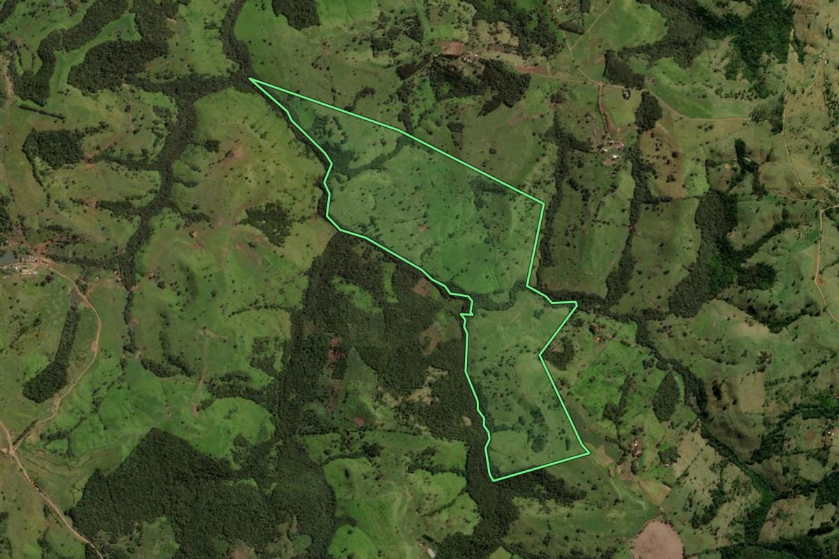 Imagem de satélite do imóvel rural em Laranjal (PR), com o contorno declarado no CAR desenhado por cima.