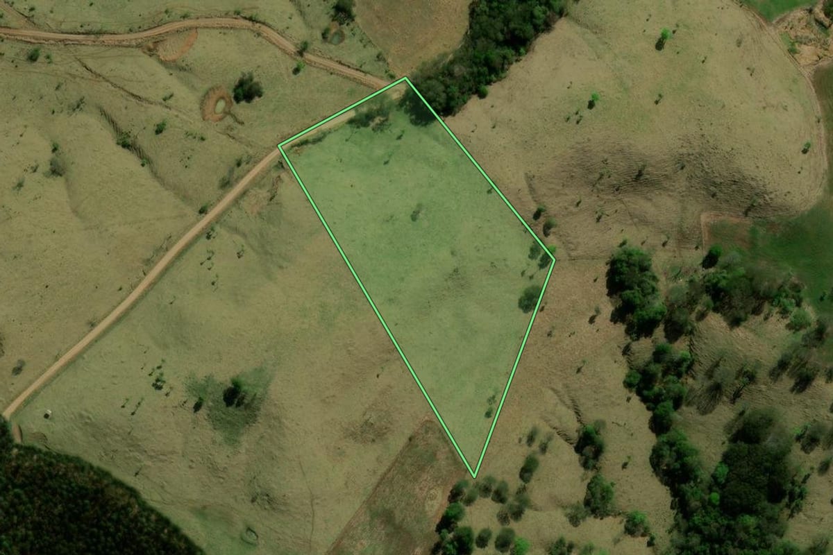 Imagem de satélite do imóvel rural em Laranjal (PR), com o contorno declarado no CAR desenhado por cima.