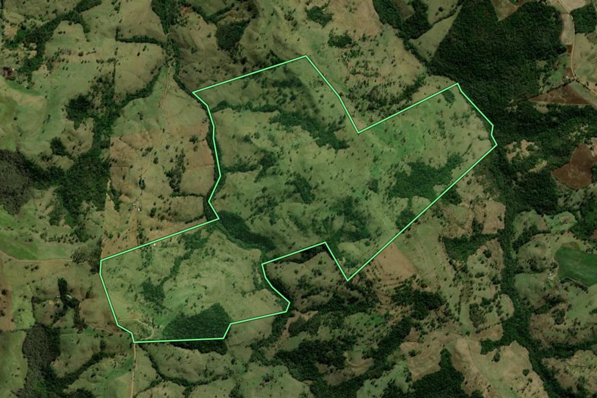 Imagem de satélite do imóvel rural em Laranjal (PR), com o contorno declarado no CAR desenhado por cima.