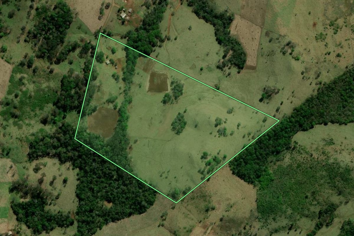 Imagem de satélite do imóvel rural em Laranjal (PR), com o contorno declarado no CAR desenhado por cima.