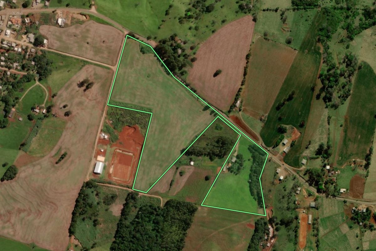 Imagem de satélite do imóvel rural em Laranjal (PR), com o contorno declarado no CAR desenhado por cima.