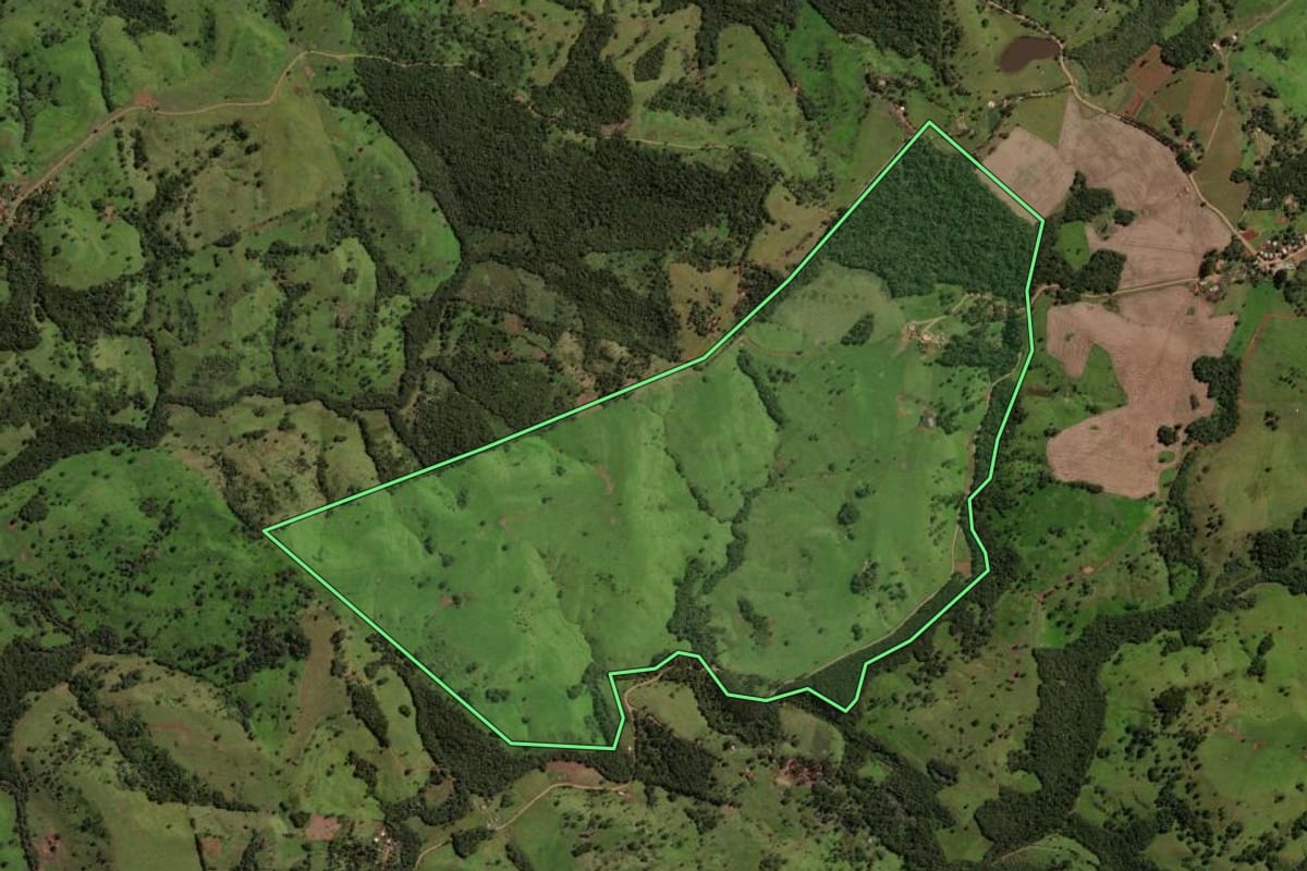 Imagem de satélite do imóvel rural em Laranjal (PR), com o contorno declarado no CAR desenhado por cima.