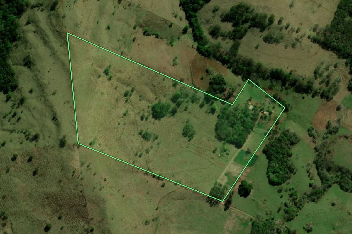 Imagem de satélite do imóvel rural em Laranjal (PR), com o contorno declarado no CAR desenhado por cima.