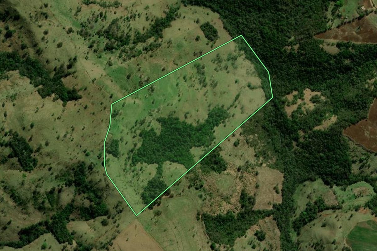 Imagem de satélite do imóvel rural em Laranjal (PR), com o contorno declarado no CAR desenhado por cima.
