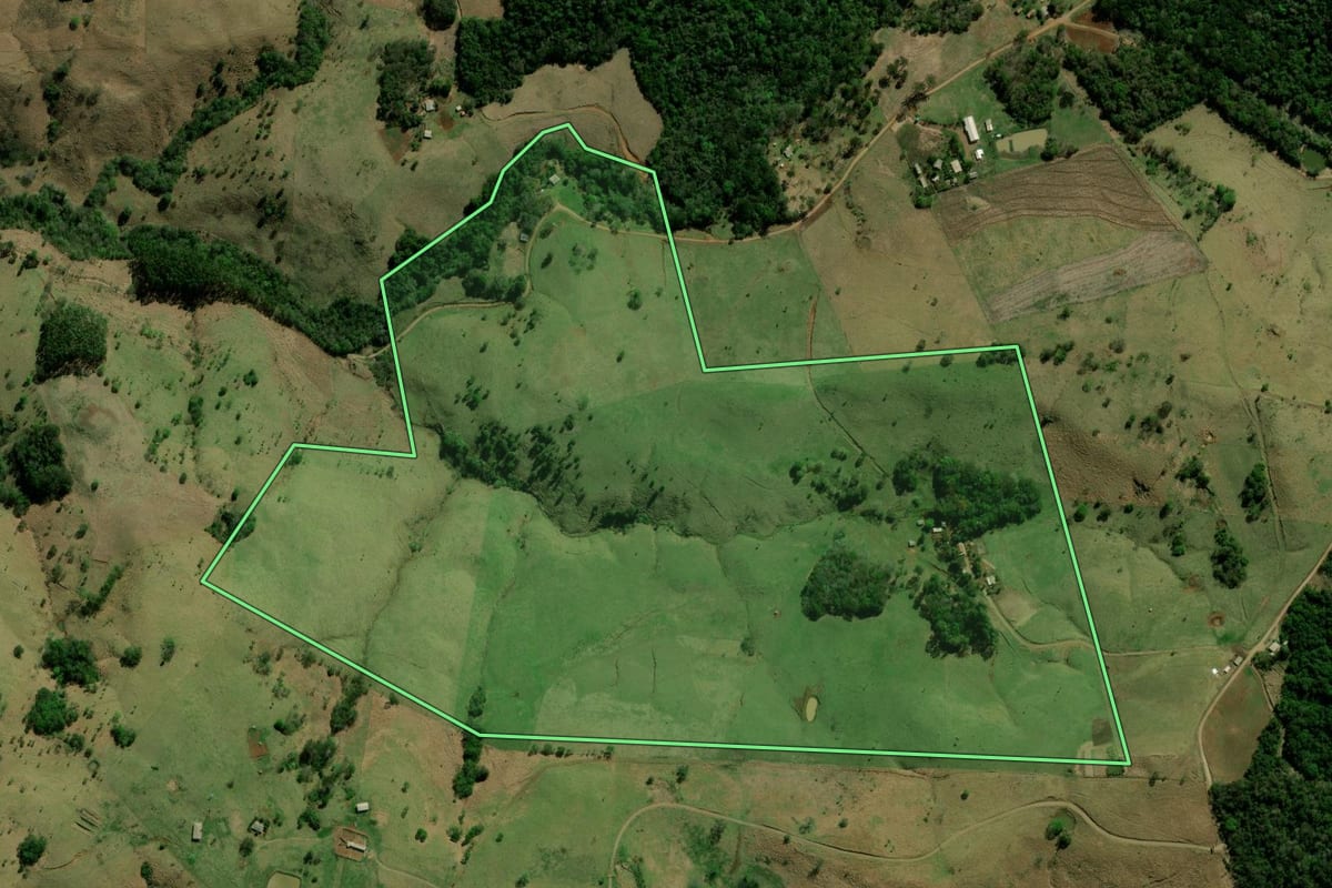 Imagem de satélite do imóvel rural em Laranjal (PR), com o contorno declarado no CAR desenhado por cima.