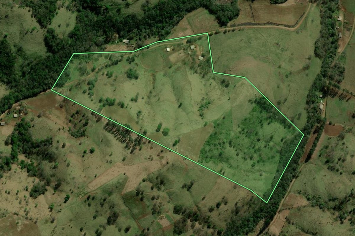 Imagem de satélite do imóvel rural em Laranjal (PR), com o contorno declarado no CAR desenhado por cima.