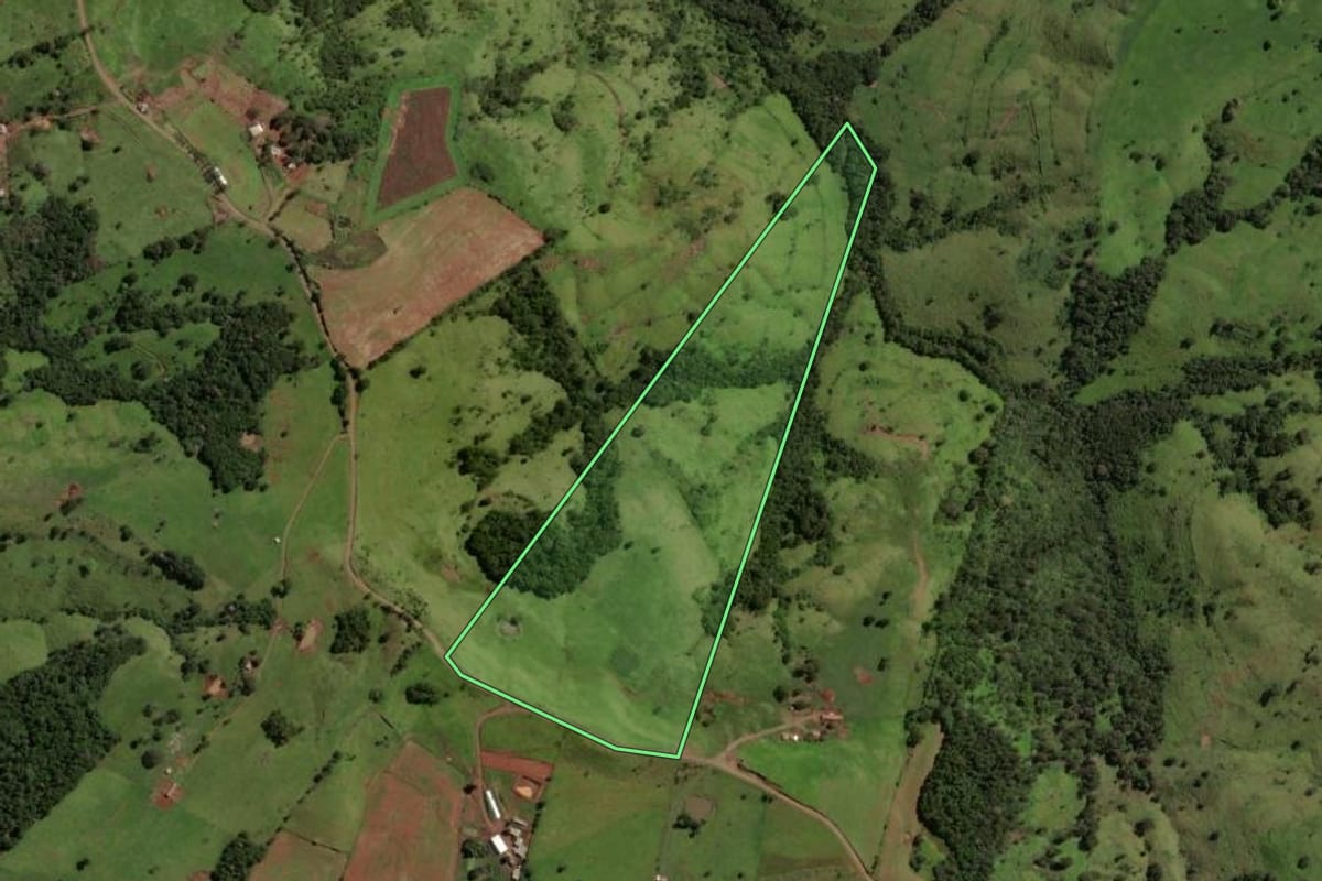 Imagem de satélite do imóvel rural em Laranjal (PR), com o contorno declarado no CAR desenhado por cima.