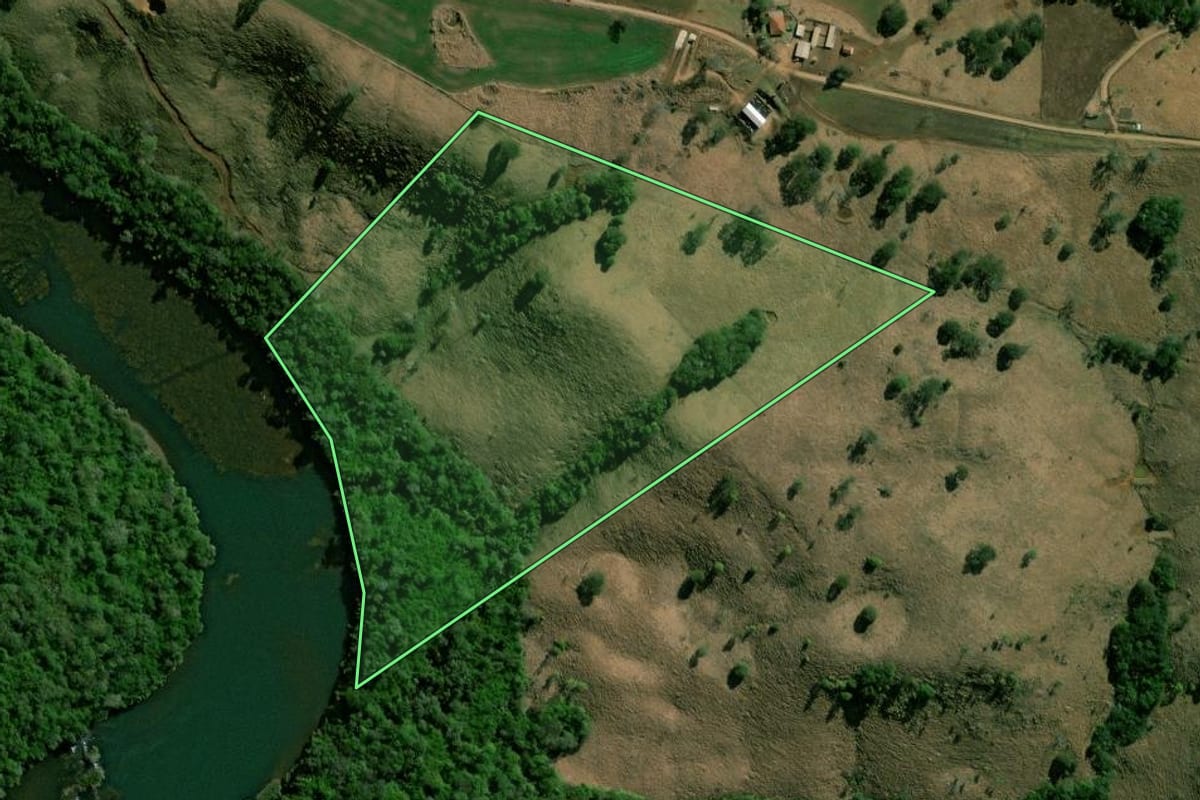 Imagem de satélite do imóvel rural em Laranjal (PR), com o contorno declarado no CAR desenhado por cima.