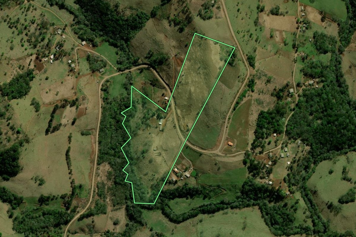 Imagem de satélite do imóvel rural em Laranjal (PR), com o contorno declarado no CAR desenhado por cima.