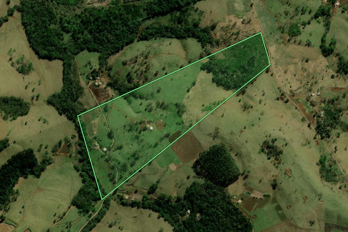 Imagem de satélite do imóvel rural em Laranjal (PR), com o contorno declarado no CAR desenhado por cima.