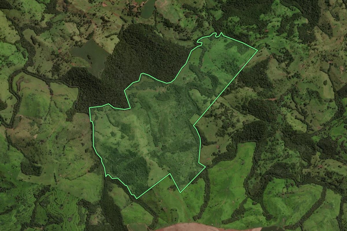 Imagem de satélite do imóvel rural em Laranjal (PR), com o contorno declarado no CAR desenhado por cima.