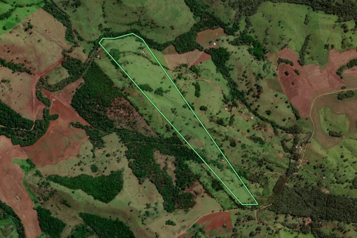 Imagem de satélite do imóvel rural em Laranjal (PR), com o contorno declarado no CAR desenhado por cima.