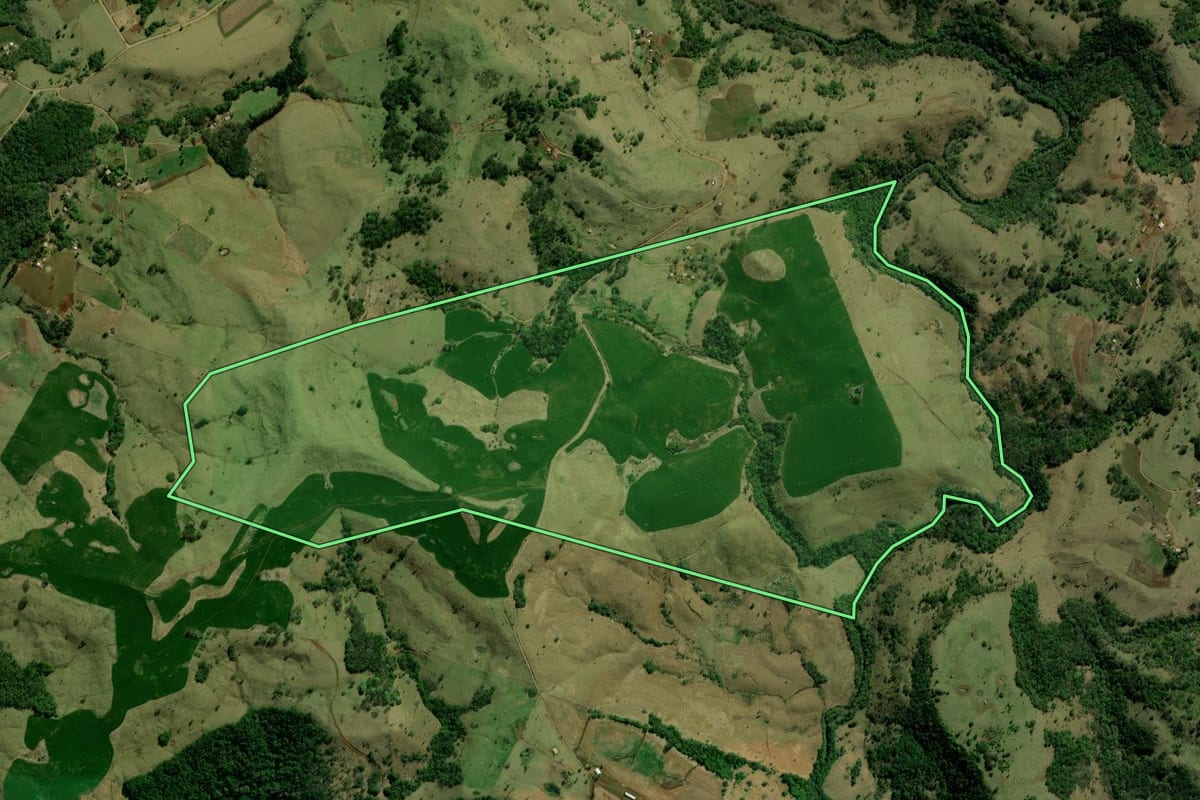 Imagem de satélite do imóvel rural em Laranjal (PR), com o contorno declarado no CAR desenhado por cima.