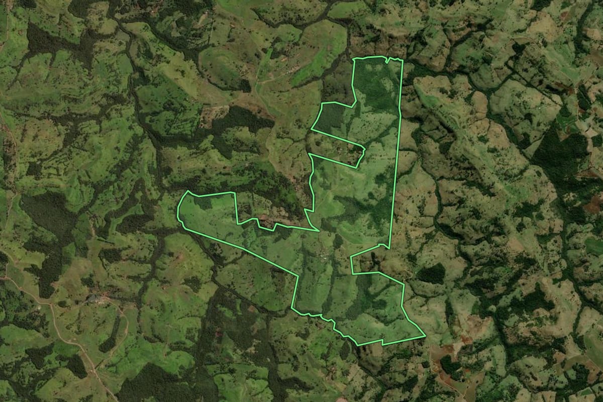 Imagem de satélite do imóvel rural em Laranjal (PR), com o contorno declarado no CAR desenhado por cima.